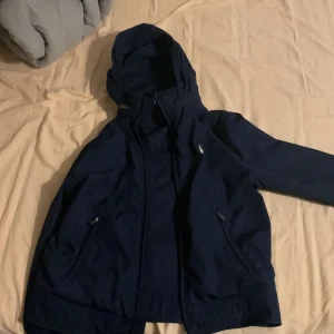 säljer denna feta ralph louren jacka  - Säljer nu denna feta Ralph louren windbreakern otroligt snygg nu till hösten och funkar endå på vintern! Ock otroligt bra skick på denna skriv om ni har några funderingar!