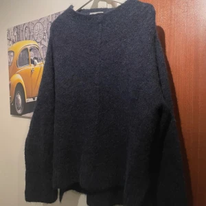 Stickad tröja Wera  - I 52% alpacka varm och skön till vintern! Snyggt oversized i modellen.  På bild 2 är det spegeln som är smutsig och inte tröjan!