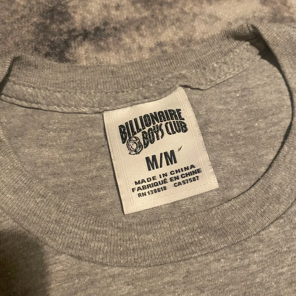 Säljer en riktigt clean grå t-shirt från Billionaire Boys Club. T-shirten är i storlek M och har riktigt bra passform och är i väldigt bra skick.. T-shirts.