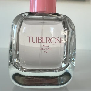 Zara Tuberose EDT - Eau de toilette. Glittrande, pudrig och sensuell blomma; tuberosen spelar med sin charm i en trädgård av kryddor, ädelträ och vanilj. Det absoluta mysteriet. 30ml, aldrig använd, bara testade doften; butikpris: 109kr