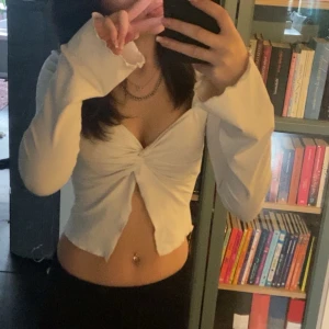 Jätte fin tröja  - Skit snygg vit lång armad tröja skön o snygg att ha på sig om man t.ex ska ut nån stans, köpt för 80