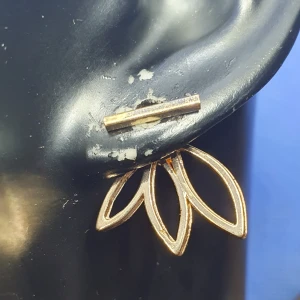 Läckra örhängen - Örhängen i guld, med stift/plopp. ✨️✨️✨️Titta igenom alla mina upplagda och köp fler saker i bundle för att spara på frakten och få allt du köpt i ett och samma paket✨️✨️✨️