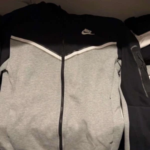 Nike tech dress i strl s - Bra skick men lite slitet dragsnöre. Säljs billigt då jag inte vill andvända den nå mer