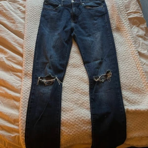 Blåa herr jeans med hål - Blåa herr jeans med hål i knäna   Slim fit, storlek 30/ S  Väldigt bra skick💗