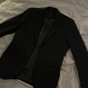 Kavaj från H&M - Svart kavaj i nyskick. 