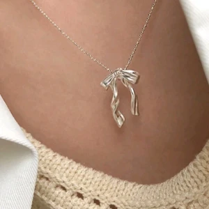 Rosett  halsband - Rostfritt stål, snyggt halsband  helt nya ❌️TRYCK INTE PÅ KÖP❌️ skriv innan,pris kan diskuteras