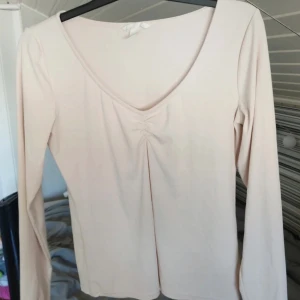 Rosa tröja  - Väldigt ljusrosa tröja i storlek M. Använd få gånger. Inga defekter eller nopprig.