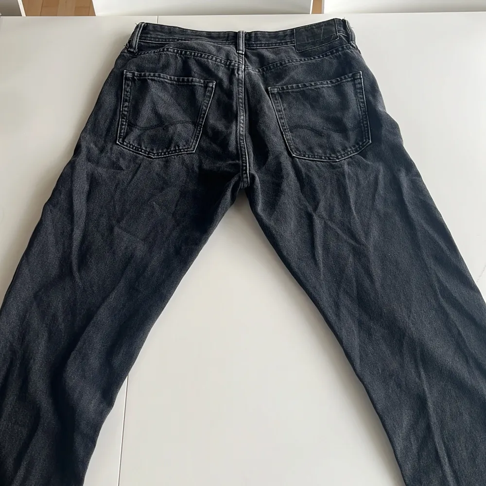 9/10 skick. Inga synliga skador förutom väldigt lite slitna längst ner men alla byxor är det. Om ni har mer frågor kan ni gärna fråga! Size (31, 34) relaxed/chris. Farkut & Housut.