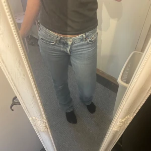 Lågmidiade jeans - Lågmidiade jeans, bra skick 🥰 Skriv för fler frågor. 