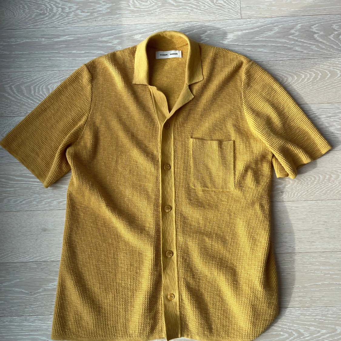 Gul stickad skjorta från Samsøe Samsøe