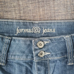 Snygg jeanskjol - Riktigt snygg blå jeanskjol som tyvärr inte kommer till användning! Innefickorna har blommigt tyg (se bild 4) Passar bra både nu till hösten men också till sommaren 🥰  Storlek 40, men sitter nästan som 38/40 