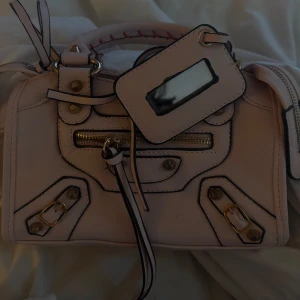 Mini city bag - En liknande city bag väska, den är i köpt utomlands (inte äkta) men märket står inuti väskan ändå. Den har använts kanske 1/3 gånger annars helt ny. Man får med banden också!🌸 pris går att diskutera!!