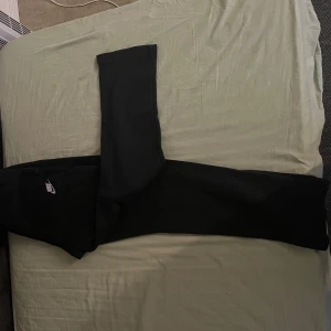 Nike mjukis byxor - Sköna Nike byxor med öppna ändar vid foten. Perfekt för hösten/vintern 