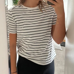 Randig T-shirt ZARA - Svart/vit-randig t-shirt från zara i storlek S i använt skick.  Den har fläckar på halskanten och längst ner.