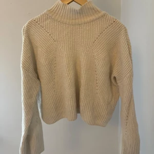 Stickad tröja - Stickad tröja med detaljer från ginatricot