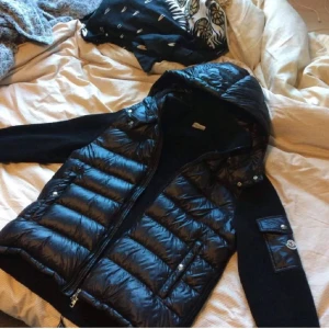 Moncler Cardigan - Hej vill sälja min moncler cardigan för att jag tänker köpa en jacka istället 