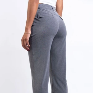 Kostymbyxor - Säljer dessa supersnygga kostymbyxor från madlady! De är sparsamt använd och i väldigt fint skick. Är i längden tall, så långa. Köpta för 649kr