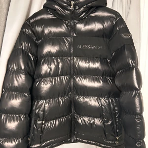 Alessandro Zavetti Dunjacka  - Riktigt bra skick och varan är använd väldigt lite. Storlek M. Nypris 1295 kr.