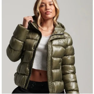 Superdry jackan💕 - Säljer min superdry jacka som är helt slutsåld! Den har gått sönder i ärmen så har lagat den men inget som man tänker på, men priset är lägre på grund av det💕💕