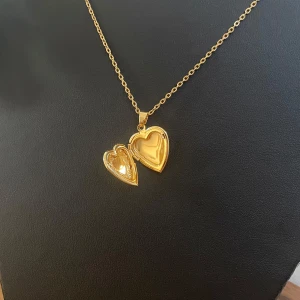 Halsband - Hjärtmedaljong  - Egengjort guldfärgat halsband i rostfritt stål med hjärtmedaljong som går att öppna. 🩶Kolla gärna resten av mina annonser för samfrakt. 