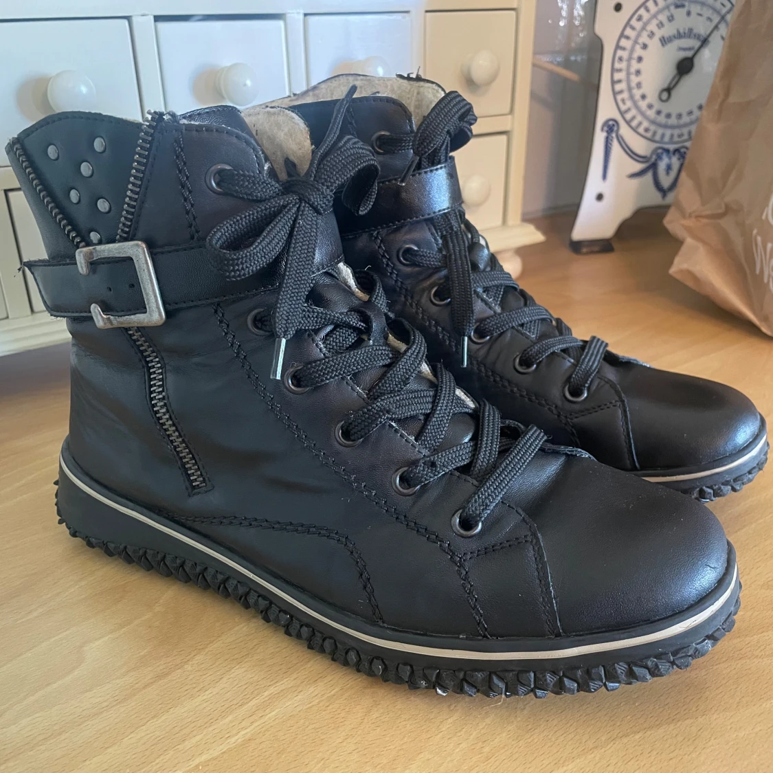 Svarta boots med snörning och dragkedja - 90