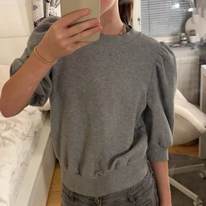 Jättefin kortärmad tröja  - Jättesöt tröja, skön och knappt använd. Säljer pga att jag inte använder och lite för Liten.