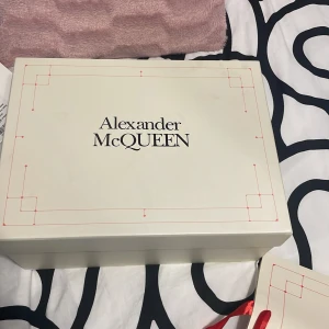 Alexander mcQUEEN - Sjukt snygga mcQUEENS storlek 41, ganska använda men priset kan diskuteras!