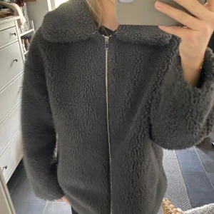 Teddy jacka - Supersnygg och skön Teddy jacka från köptes i Spanien förra året. Storlek S, jag är 167 lång och brukar ja S/M. Oversized modell. Fint skick men använd förra vintern en del. Mörkgrå