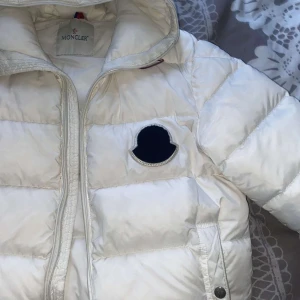 Moncler jacka  - Moncler jacka äkta ny pris 14  lax jag kan släppa den för 8 lax som minnst den har inga skador eller nått sånt lite smutsig på luvan man de mäker man inte typ och man kan få bevis att den är äkta och vill helst ha seriösa köpare