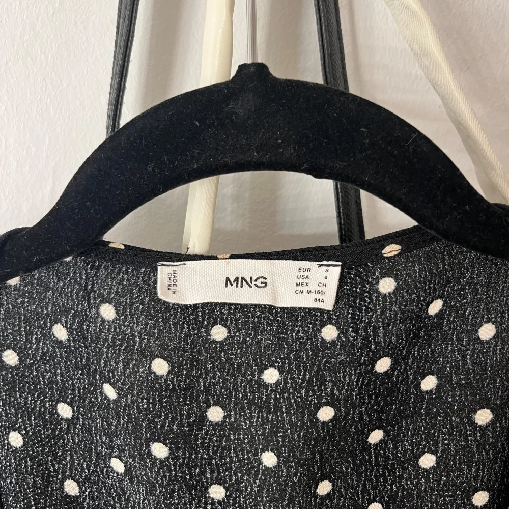 Stl S, knytes i midjan. Använd fåtal gånger. Fint skick. . Puserot.