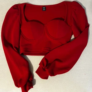 Röd topp - Röd topp Fin och elegant  Kort topp Storlek S