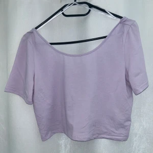Magtröja - Söt ljuslila tröja från Monki!  Aldrig använd och därför behöver hitta ett nytt hem💜  (Säljs på olika plattformar)