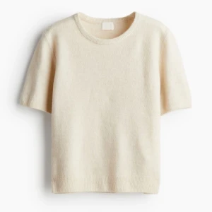 Stickad T-shirt - Stickad T-shirt från hm stolek L men passar även S och M. Tröjan är helt ny med prislapp kvar✨tröjan är slutsåld på hemsidan