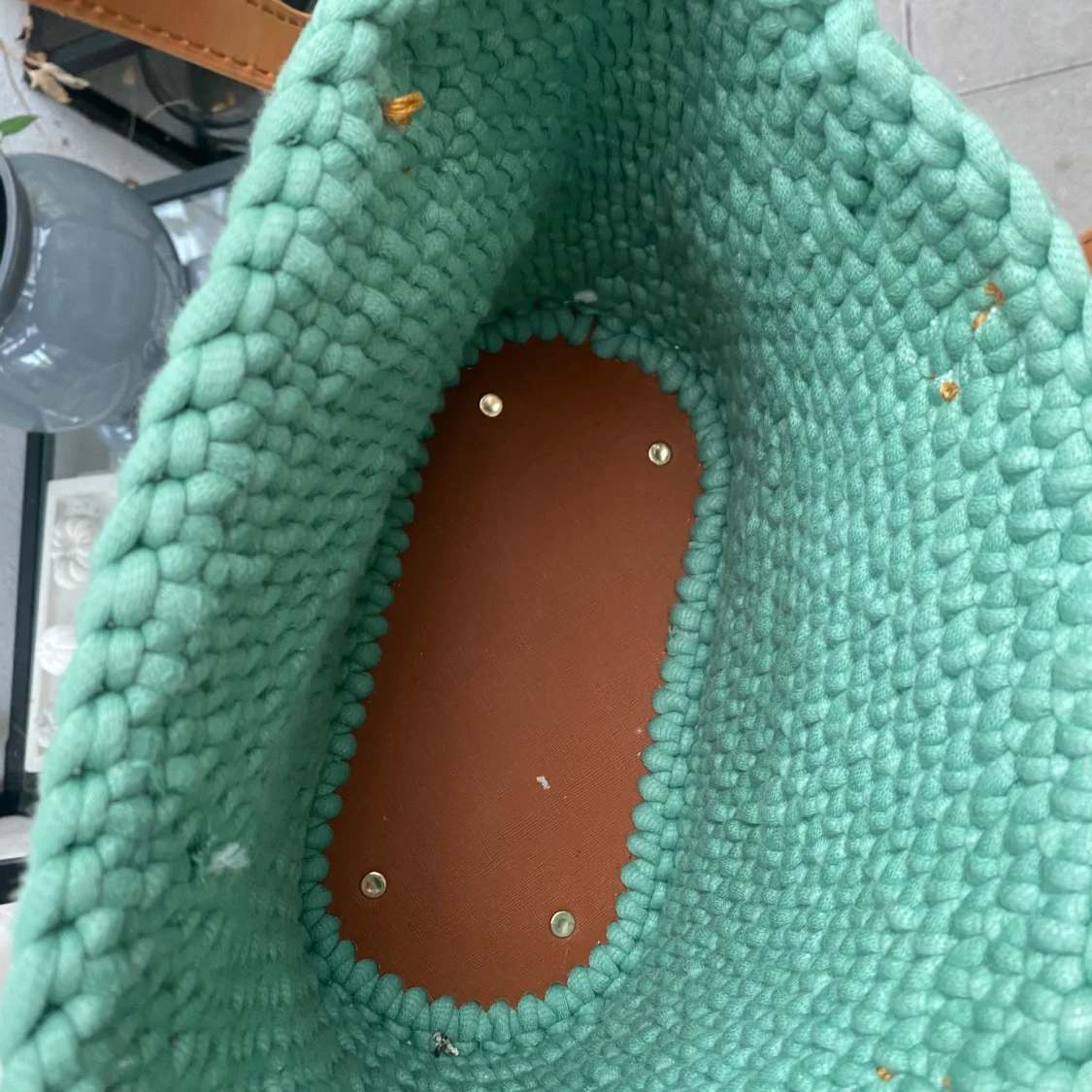 Mintgrön stickad väska med bruna handtag - 90