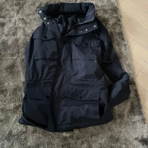 Field jacket - Tjena säljer nu denna tvärfeta field jacketen som passar perfekt till höst/vinter den är väldigt bekväm och har väldigt bra kvalite hör av er vid frågor och funderingar Mvh Charles