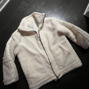 vit teddy jacka - 🤍 aldrig använd, endast testad 🤍 oversized 🤍 likt h&m populära jacka som är slutsåld