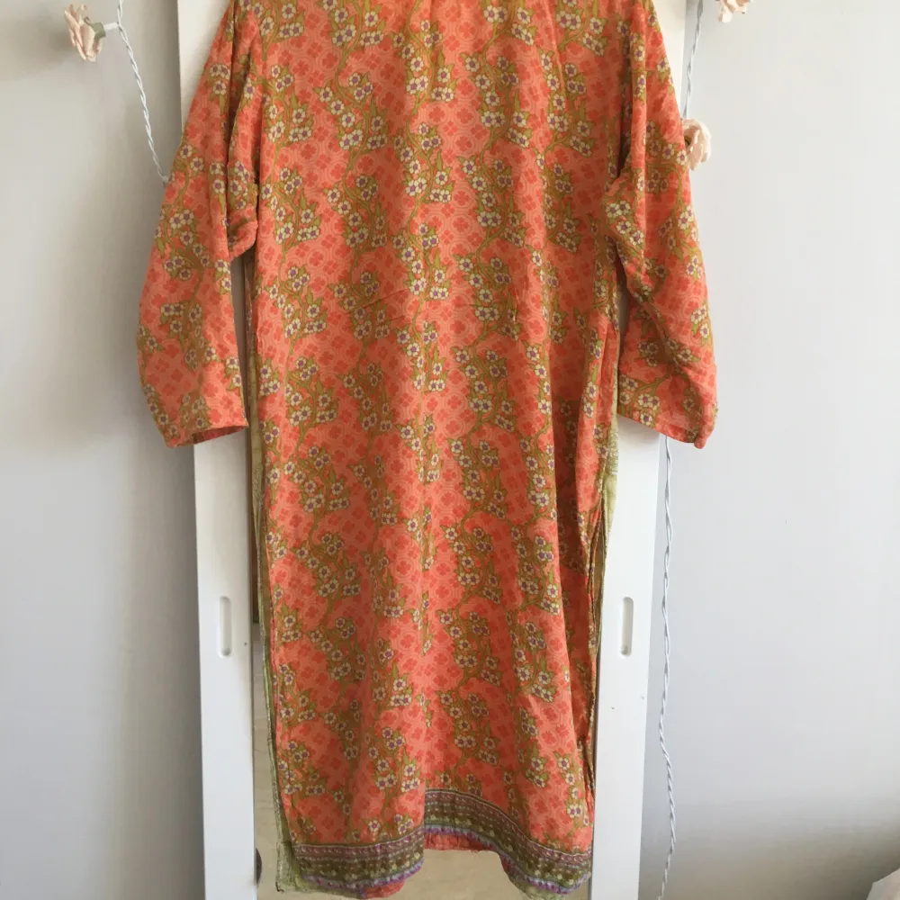 Säljer ett sett superfin tunika lång blus klänning och typ harembyxa i en härlig kombination av färg orange . Blus-klänning har ett vackert broderat mönster framtill och trekvartsärmar.one size motsvarande smal eller medium. Personen på bild har M. Klänningar.