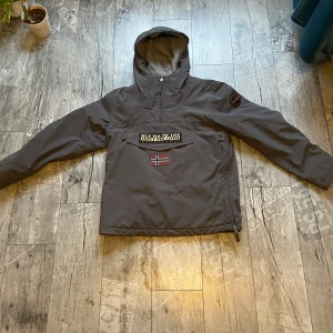 Napapijri vinter/höst jacka - En napapijri jacka som funkar på hösten och vintern, perfekt för skidåkning. Har använts under en vinter, är i nyskick. Storleken passar för large!