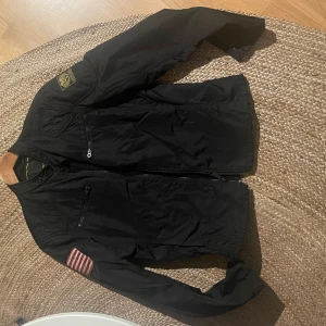Kort biker jacka Polo Ral - Super snygg kort biker jacka Polo Ralph. Använd super få gånger pga förliten.