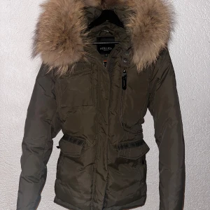 Hollies Jacka  - En helt ny grön Hollies jacka i storlek 42. Jag personligen hade sagt storlek Large, super bra i storleken så att man kan ha en tjockare tröja under . Använt en gång, fick i present men köpt en annan vinter jacka. Nypris på  denna modellen är 4499kr.