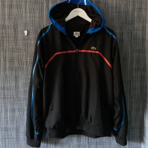 Lacoste träningsjacka - Säljer nu denna feta lacoste Sport träningsjacka || endast använd ett fåtal gånger || inga defekter eller liknande || skick 8/10 || hör av dig vid frågor eller funderingar! || mvh ||