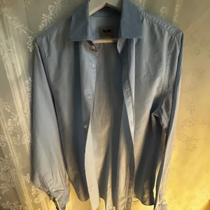 ljusblå acne skjorta - säljer denna herr skjorta från acne som också passar på tjejer i storlek S-M. UTMÄRKT KVALITET SAMT PRIS.