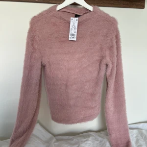Rosa lurvig tröja  - Helt ny supermysig och lurvig rosa stickad tröja från Gina Tricot