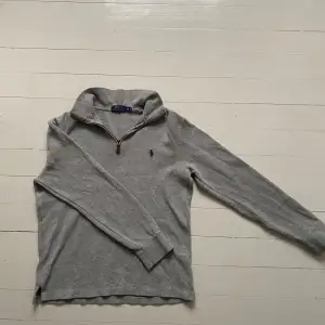 Säljer nu denna feta Ralph lauren half zip! Väldigt fint skick.  Storlek: XS.   Hör av dig vid snabb affär! 🙌