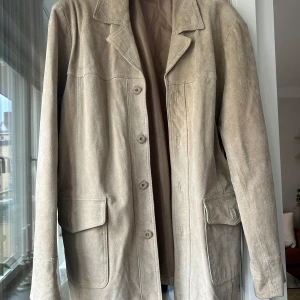 Mockakavaj vintage - Otroligt fin mockakavaj från vintageaffär i Stockholm. Jag bär den lite oversized. Strl L  Några skavanker (se bild), därav priset. Går nog få bort i kemtvätt.  Testa pruta om det känns dyrt :) 