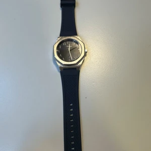 Klocka  - Säljer nu mitt klocka som kostar 800 säljer den för bara 349 efter som köpa en Armani