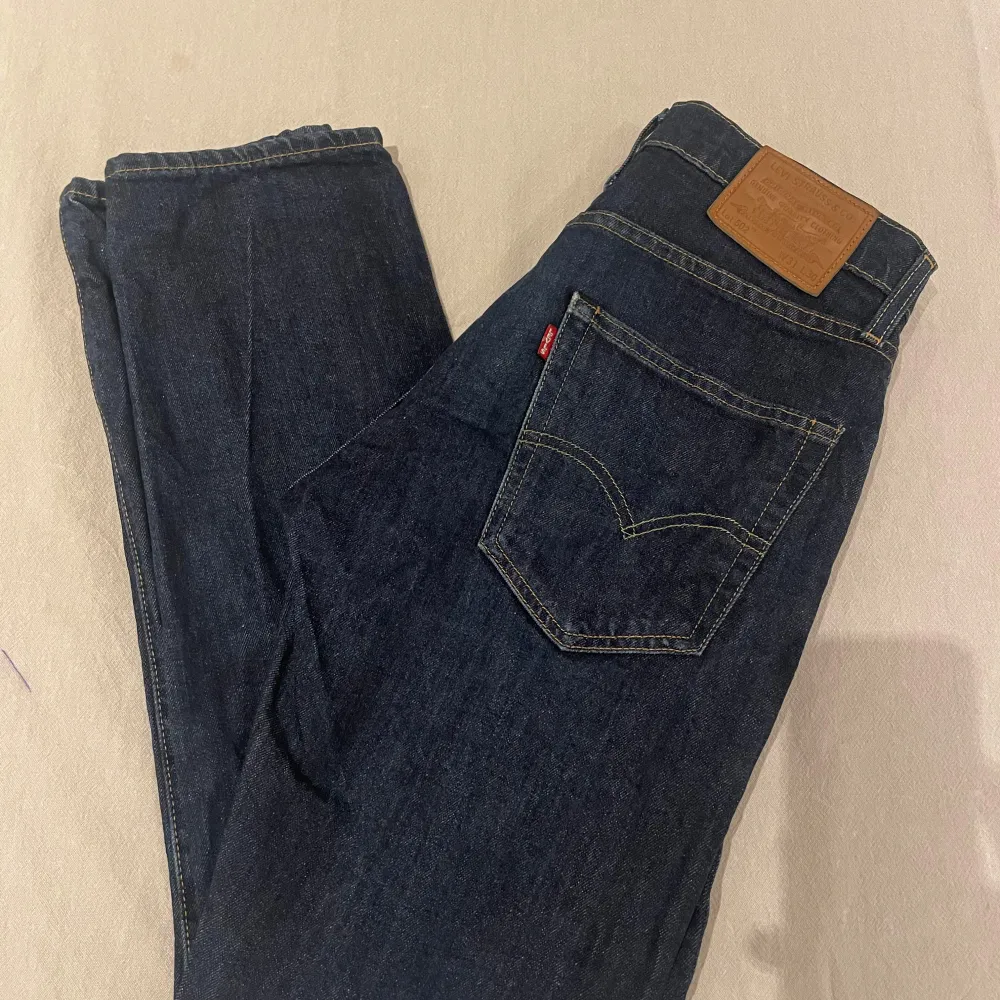 Säljer ett par Levis jeans som är i bra skick. Storlek W31 L 30 modell 502 och sitter som de ska. Priset kan diskuteras vid snabb affär!!. Jeans & Byxor.