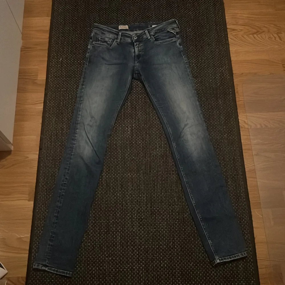 Säljer ett par snygga blå jeans Replay ambass hyperflex. 8/10 i skick. Pris kan diskuteras!! Skriv privat om mer frågor!!! . Jeans & Byxor.