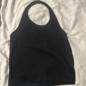 Svart linne - Ett linne från young gina i storlek 158/164. Bra skick. Ringat runt halsen och lite öppen baktill.
