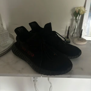Yeezys - Svarta Yeezys i storlek 44